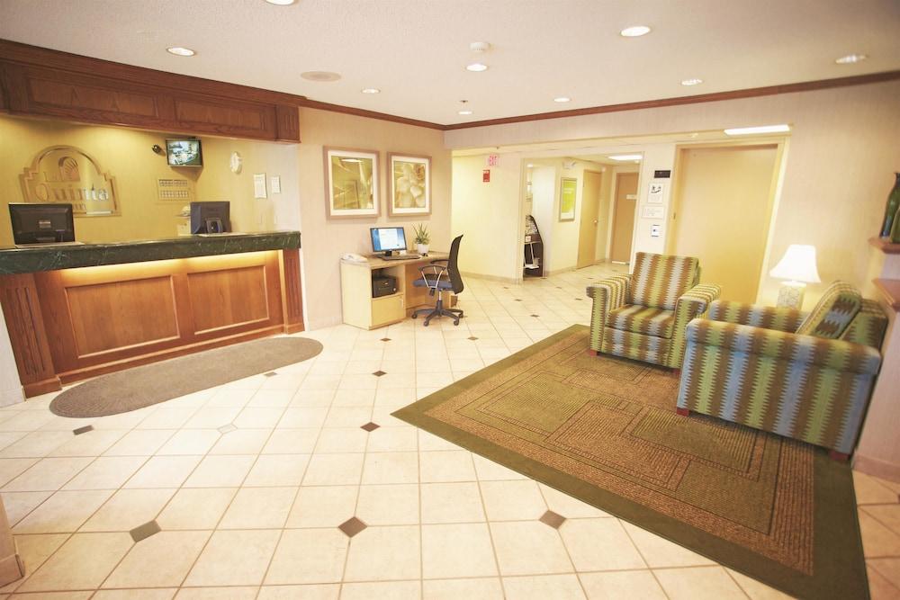La Quinta Inn By Wyndham Milwaukee Airport / Oak Creek Exterior photo