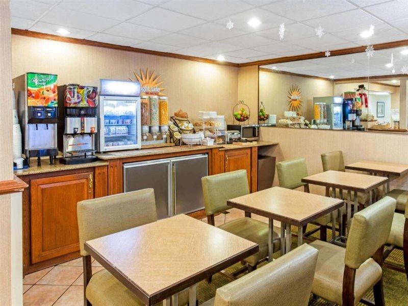 La Quinta Inn By Wyndham Milwaukee Airport / Oak Creek Exterior photo