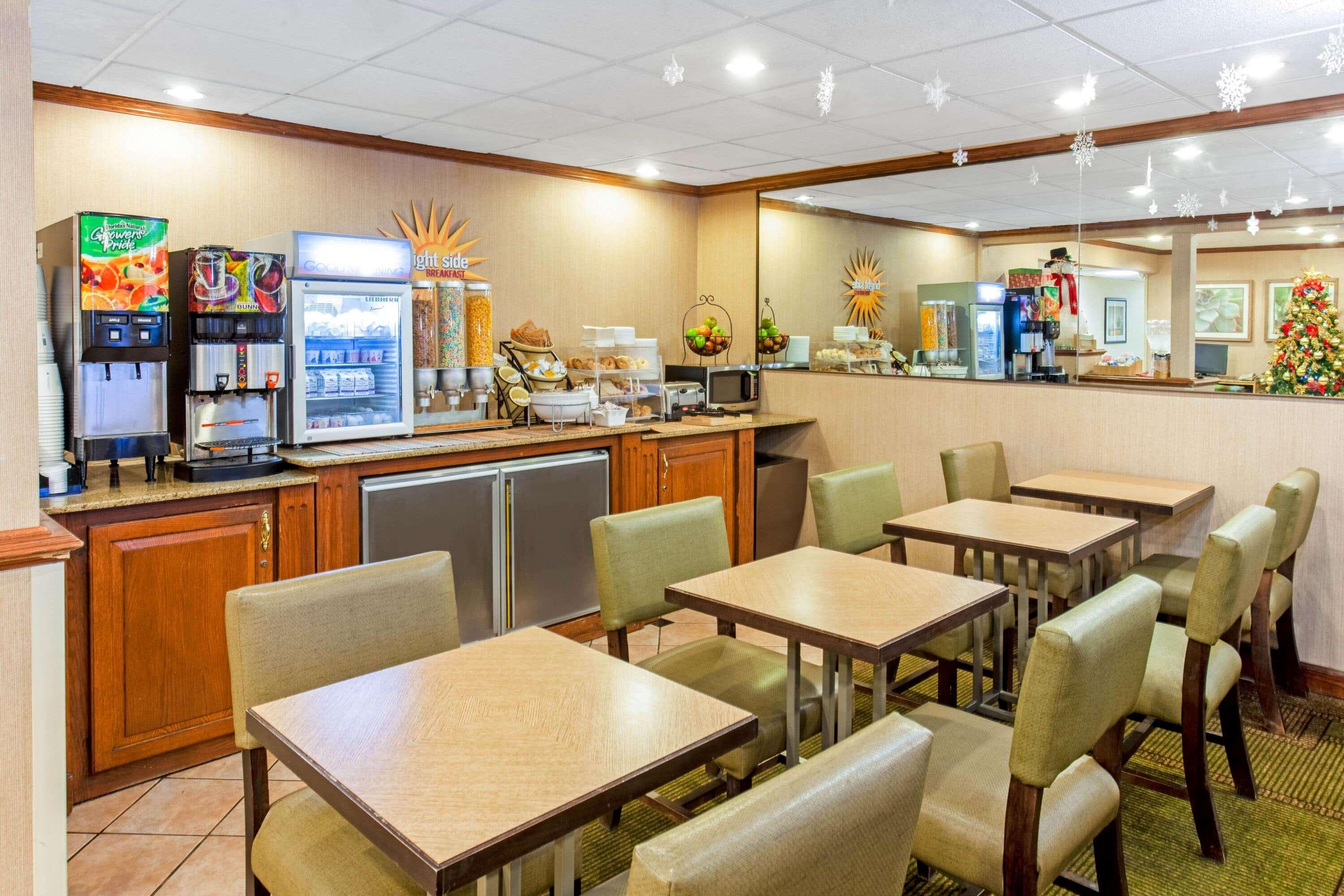 La Quinta Inn By Wyndham Milwaukee Airport / Oak Creek Exterior photo